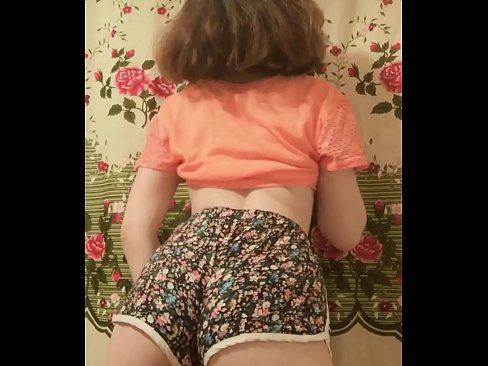 ❤️ Tânără sexy care se dezbracă de pantaloni scurți în fața camerei de filmat ❌  at ro.naffuck.xyz ❌❤